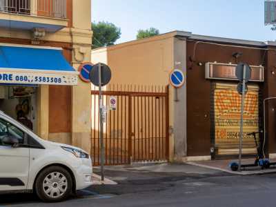 Qui ci ritroviamo davanti a un cancello in ferro color cannella che limita l�accesso al vico...